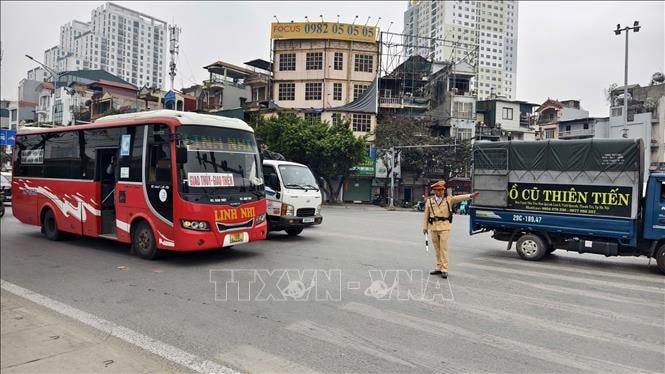Cảnh sát giao thông dẫn đường hỗ trợ các đoàn xe về quê ăn Tết