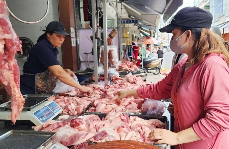 Nguồn cung dồi dào, giá lợn hơi ngày giáp Tết tiếp tục xu hướng giảm