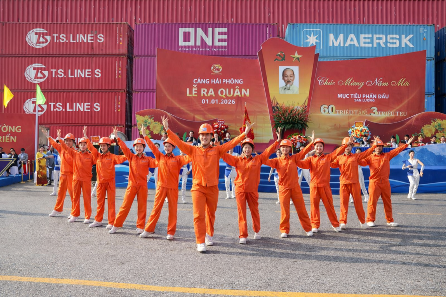 Giữ nhịp Xuân trên cảng biển