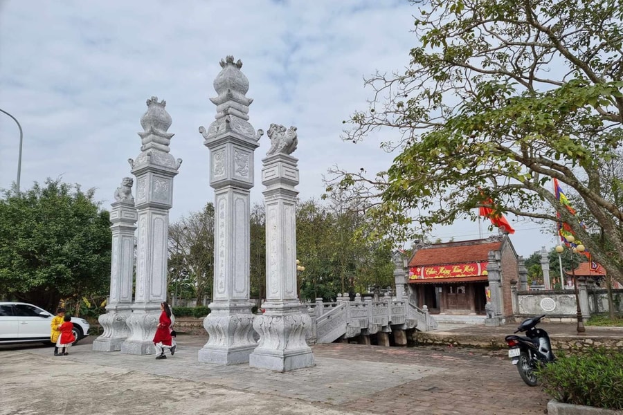 Ngày xuân vãng cảnh đền thờ Khúc Thừa Dụ