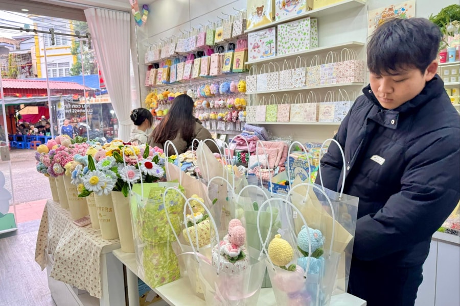 Valentine cận Tết: Hoa len, quà handmade 'lên ngôi'