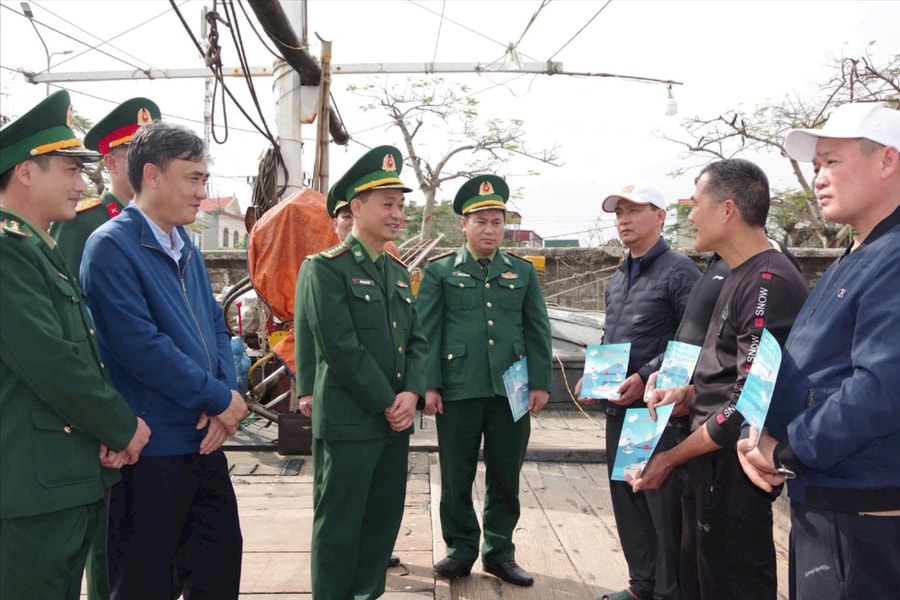 Tặng quà Tết 15 chủ phương tiện tham gia bảo vệ chủ quyền biển đảo