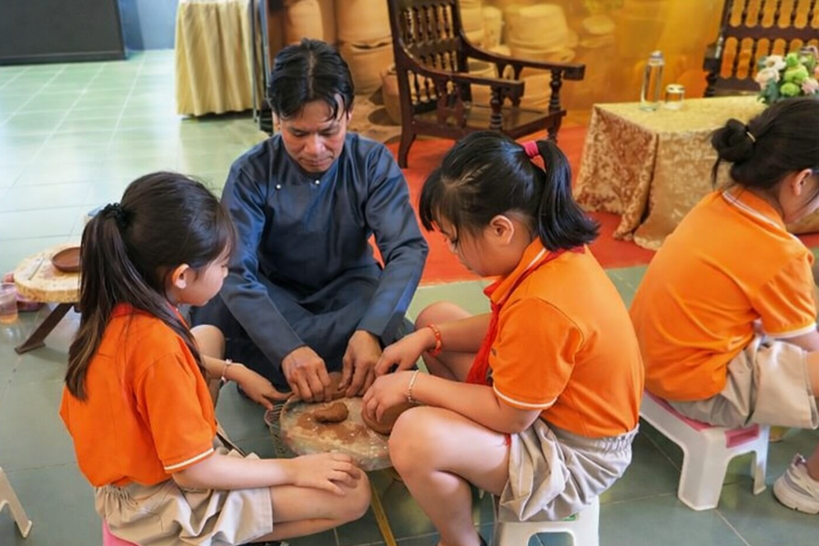 Xuân về trên màu gốm