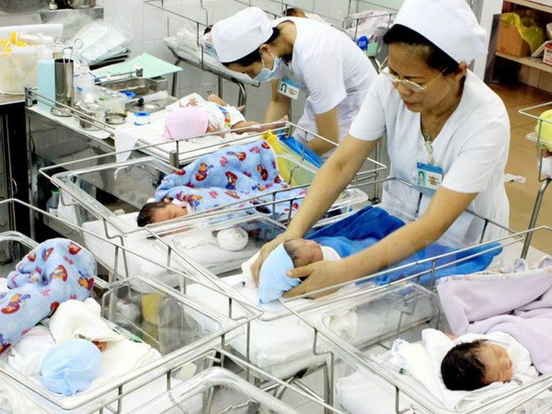 Bổ sung chính sách khuyến khích sinh đủ hai con, bảo đảm mức sinh thay thế
