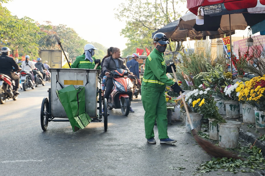 Nearly 1,500 environmental workers in Hai Phong on duty during Tet