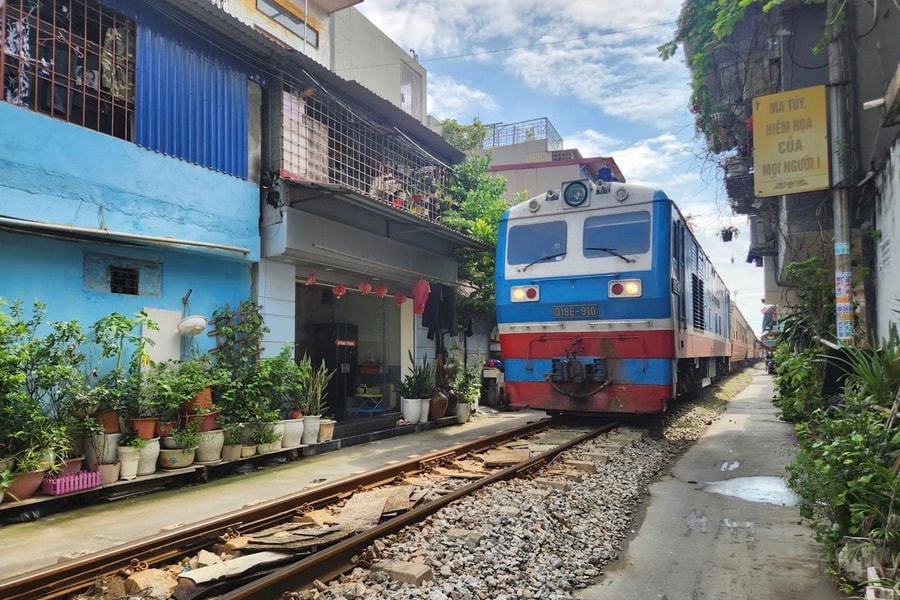 Hanoi - Haiphong rail line adds carriages during Tet peak
