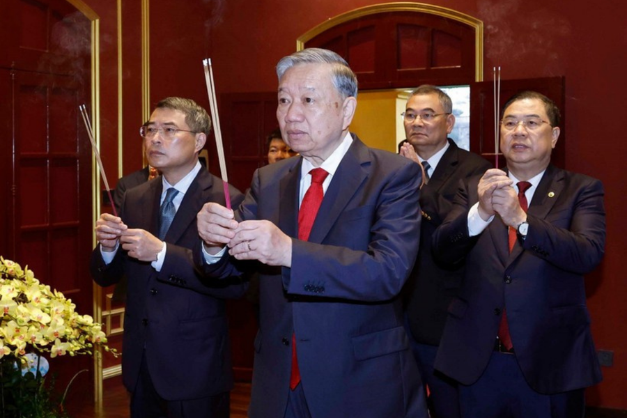 Tổng Bí thư dâng hương tưởng nhớ các bậc tiên đế và Chủ tịch Hồ Chí Minh