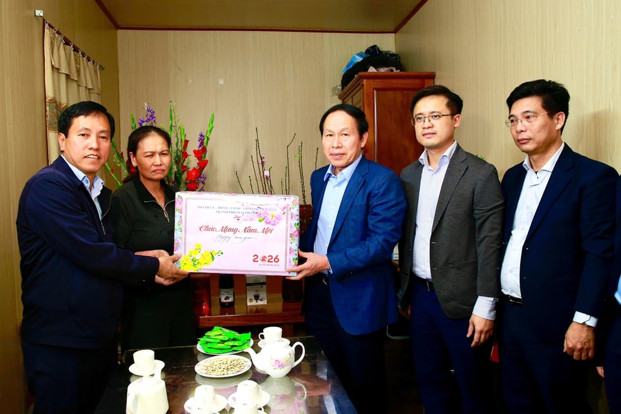 Bí thư Thành ủy Lê Tiến Châu thăm, chúc Tết gia đình công nhân, quân nhân xa nhà