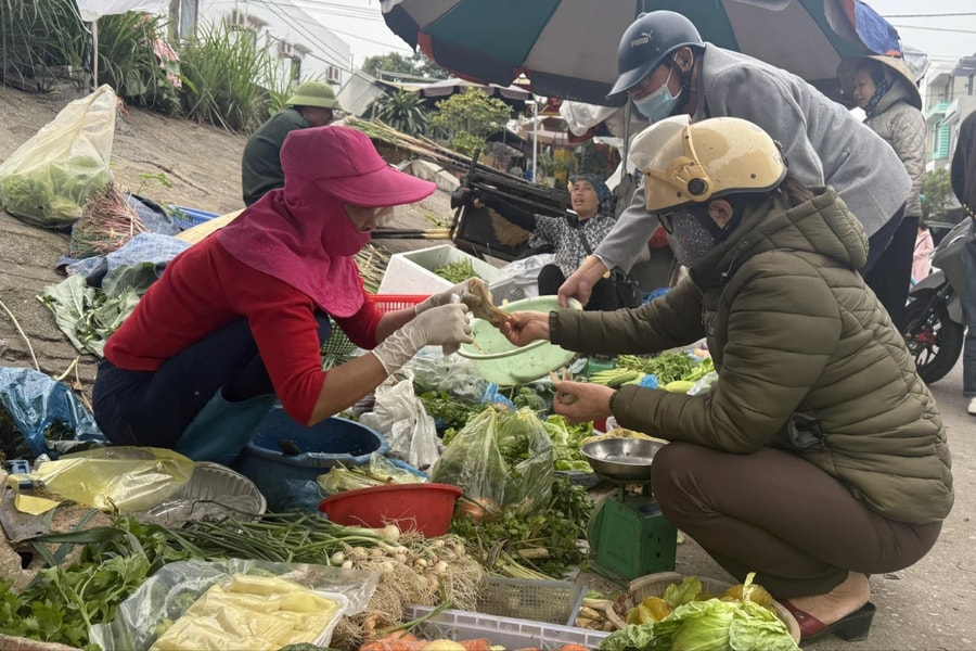 Mồng 2 Tết, chợ dân sinh ở Hải Phòng đông đúc, nhiều siêu thị mở cửa trở lại