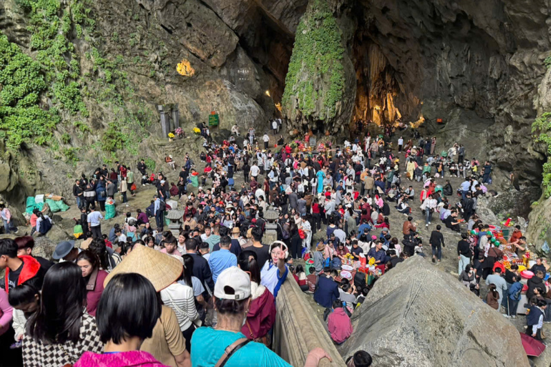 Gần 25 nghìn người hành hương về Chùa Hương