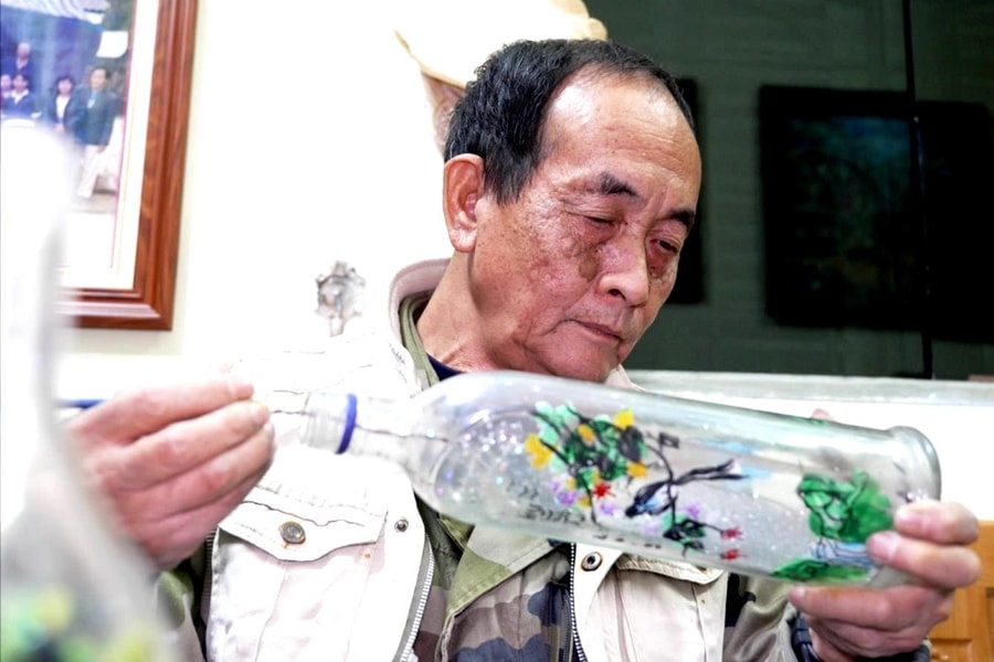'Chai thủy tinh biết nói' và lối đi riêng của Nguyễn Hữu Sơn