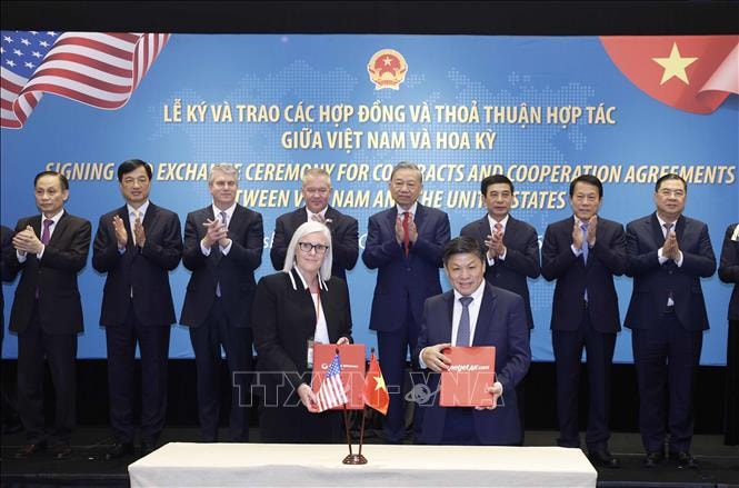 Tổng Bí thư chứng kiến lễ ký và trao các thoả thuận hợp tác giữa Việt Nam và Hoa Kỳ