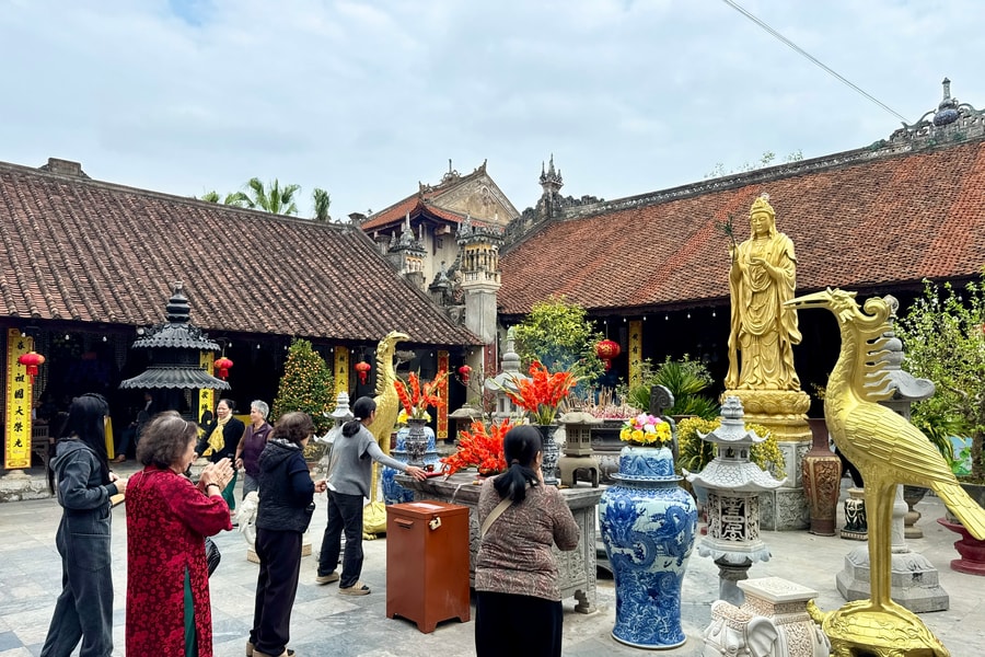 The spiritual beauty of visiting pagodas in early spring
