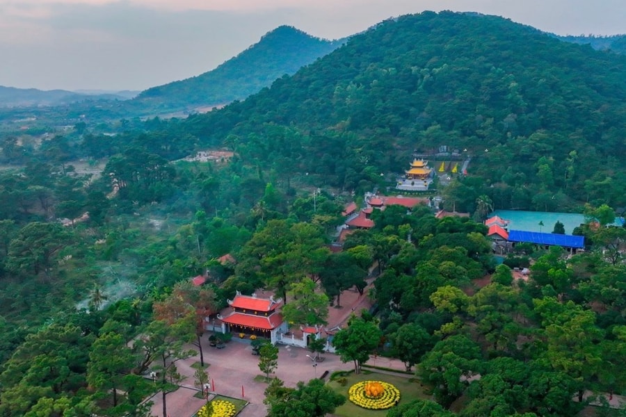 Spring outing to Con Son - Kiep Bac World Cultural Heritage