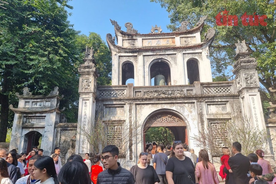 Miễn phí vé tham quan, khách tăng đột biến tại một số điểm di tích tại Hà Nội