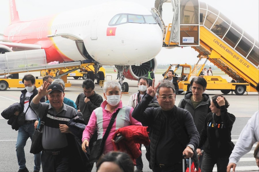 Giá vé máy bay trở lại TP Hồ Chí Minh tăng cao