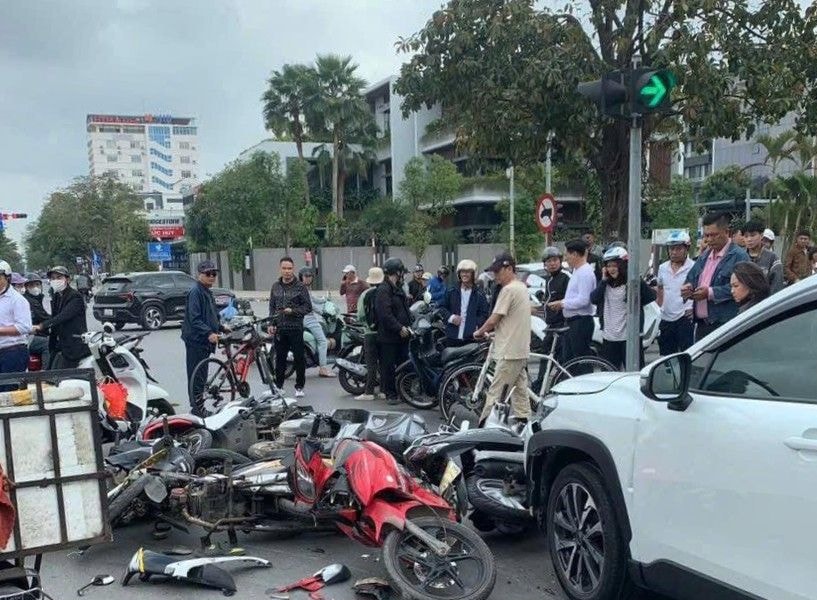 Ô tô tông liên hoàn nhiều xe máy chờ đèn đỏ