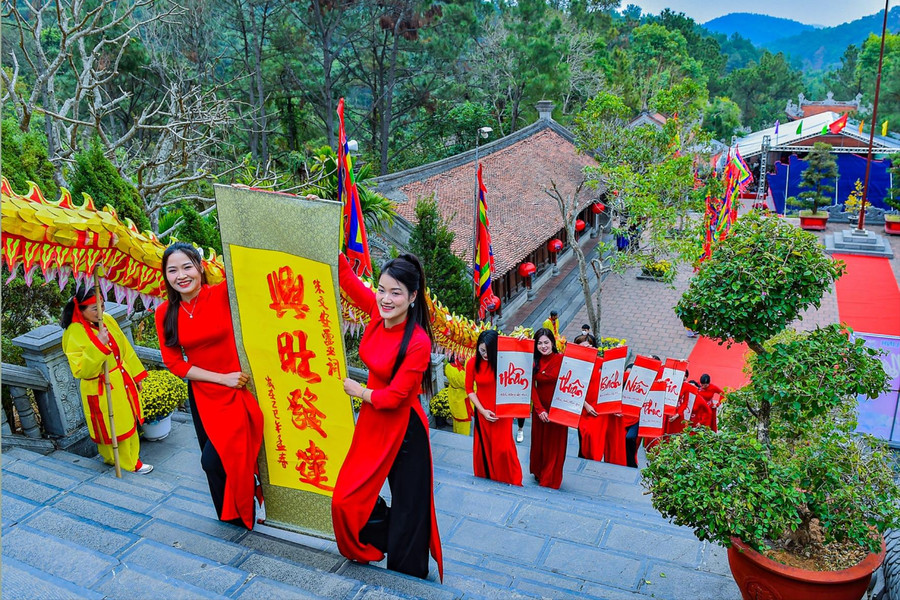 Xin chữ son trên núi Phượng Hoàng, tri ân thầy Chu Văn An