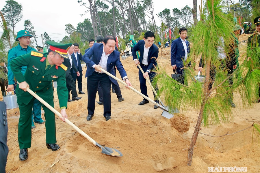 Bí thư Thành ủy Lê Tiến Châu dự Tết trồng cây Xuân Bính Ngọ 2026 tại phường Đồ Sơn