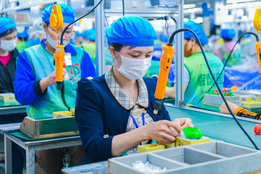 Không khí sản xuất đầu năm tại công ty sản xuất đồ chơi trẻ em xuất khẩu