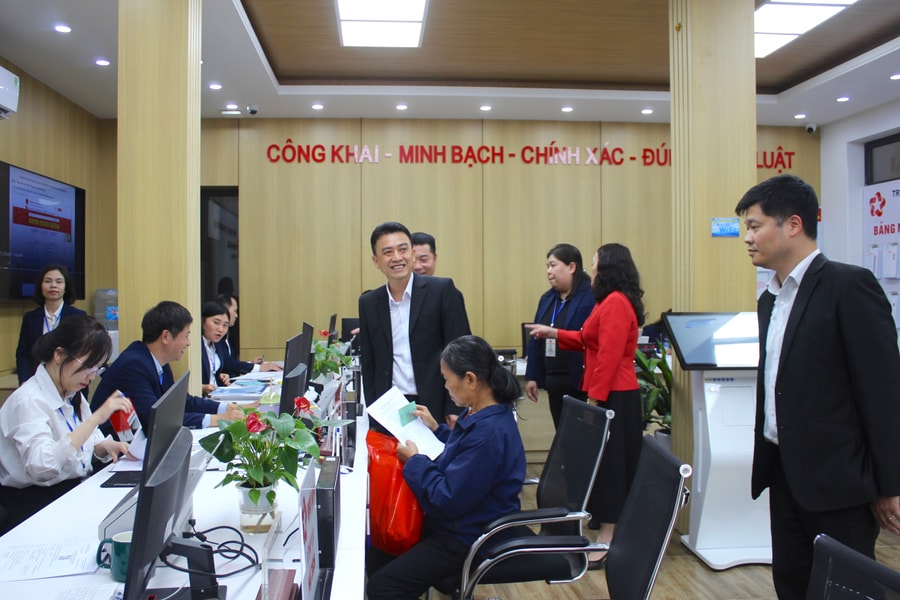 Tất bật ngày làm việc đầu xuân tại các Trung tâm Phục vụ hành chính công ở Hải Phòng