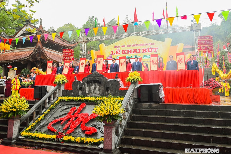 Khai bút đầu Xuân Bính Ngọ 2026 tại đền thờ thầy giáo Chu Văn An