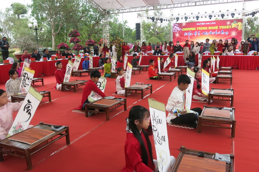 Nét đẹp khai bút đầu xuân ở đền thờ Tiến sĩ, nhà thơ yêu nước Lê Khắc Cẩn