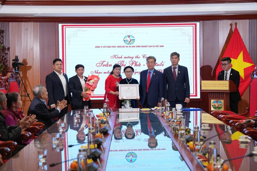 VRG tổ chức chúc thọ bố, mẹ người lao động