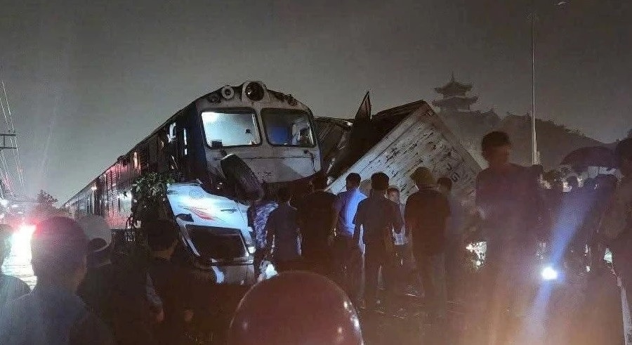 Va chạm với ô tô tải, đầu tàu SE3 hư hỏng nặng, lùi giờ chạy hàng loạt chuyến tàu
