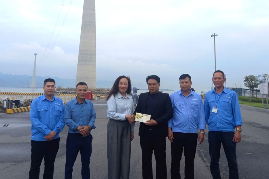 Liên đoàn Lao động thành phố Hải Phòng trao 200 suất quà tặng người lao động làm việc xuyên Tết