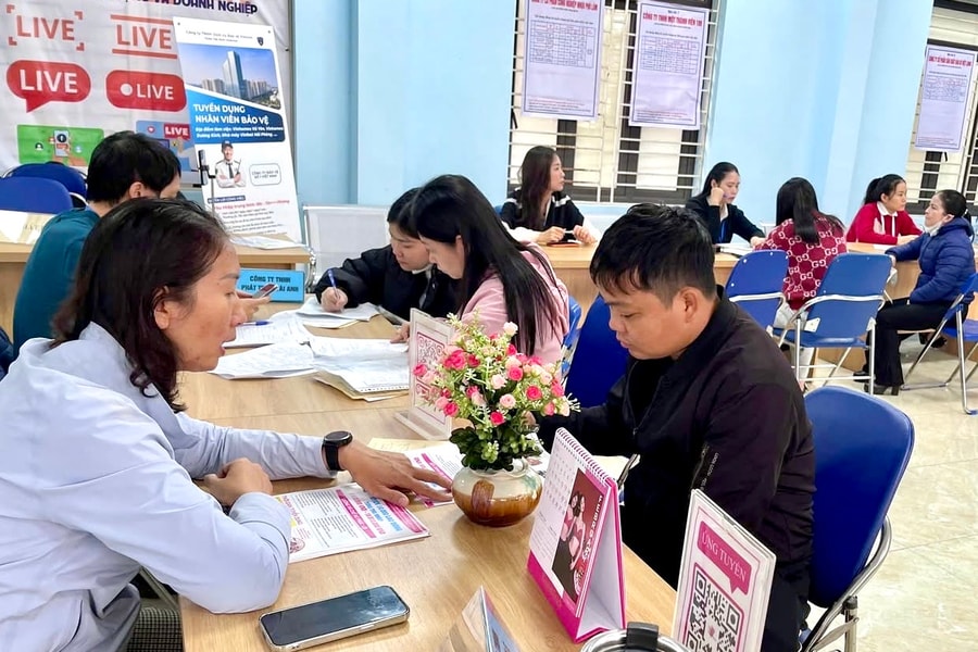 Người lao động tự do tất bật tìm việc sau Tết