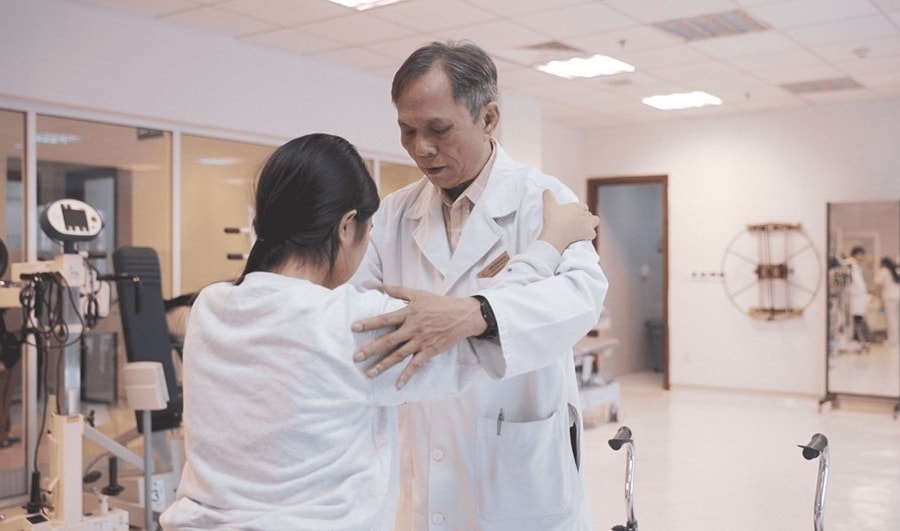 Phép màu y học giữa đời thường: Bác sĩ Vinmec hồi sinh đôi chân cho bé gái liệt hoàn toàn