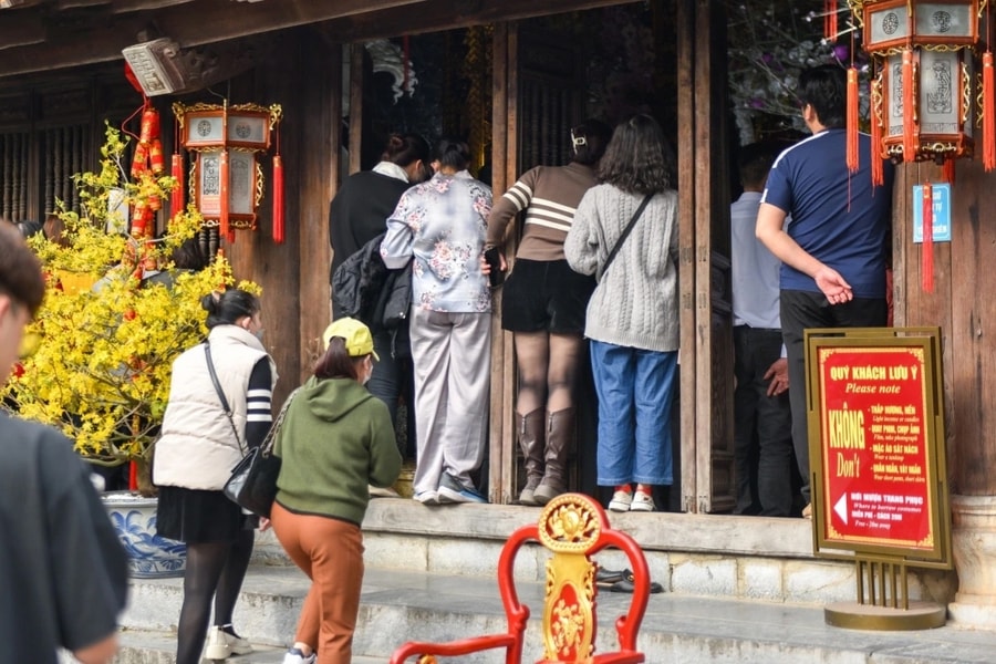 Giữ nét đẹp văn hóa, văn minh nơi chốn linh thiêng