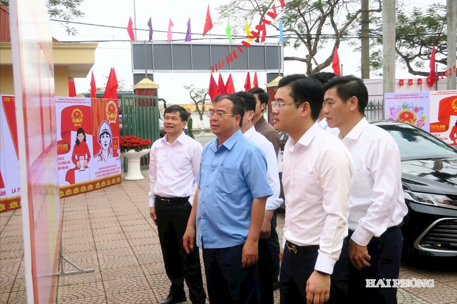 Phó Chủ tịch UBND thành phố Nguyễn Minh Hùng kiểm tra công tác chuẩn bị bầu cử tại một số địa phương