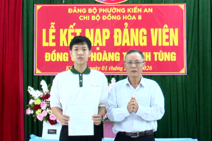Đảng bộ phường Kiến An kết nạp Đảng cho 5 thanh niên trước ngày nhập ngũ