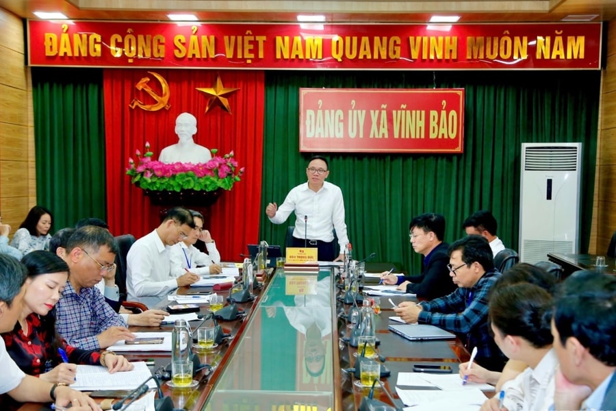 Stepping up election propaganda and decorating polling stations
