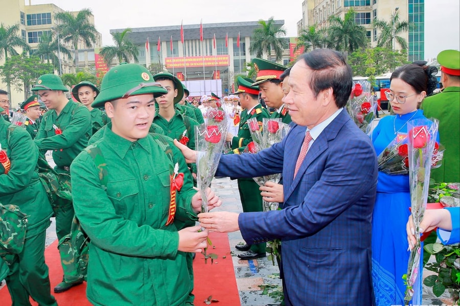 Các đồng chí lãnh đạo Bộ Quốc phòng, thành phố Hải Phòng động viên tân binh