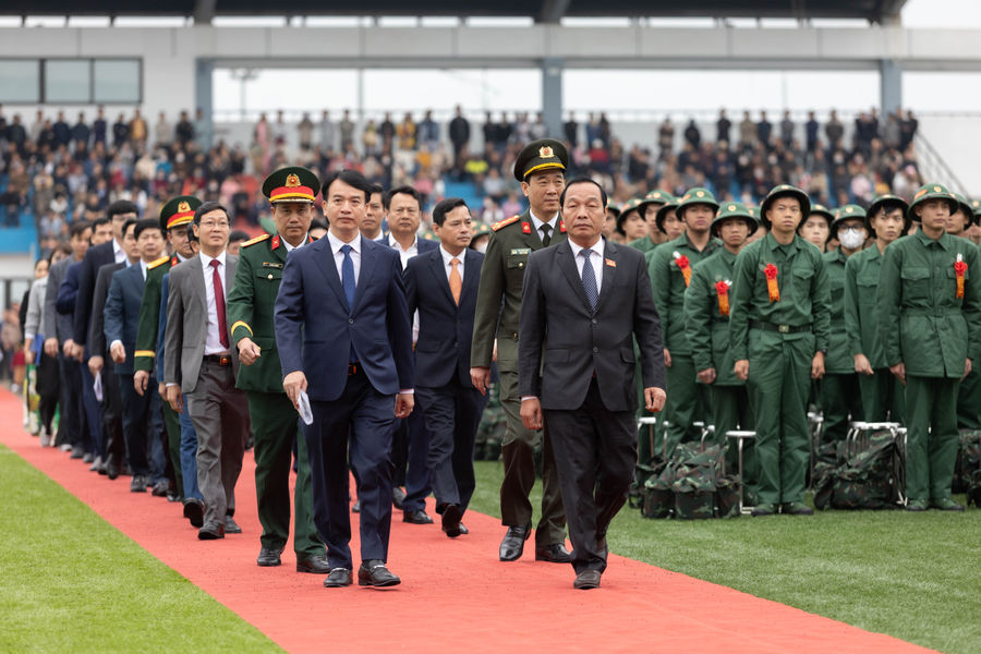 Chủ tịch HĐND thành phố Lê Văn Hiệu dự lễ giao quân