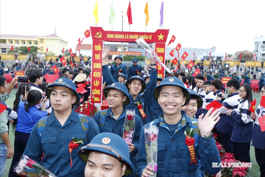Thanh niên Hải Phòng náo nức tòng quân