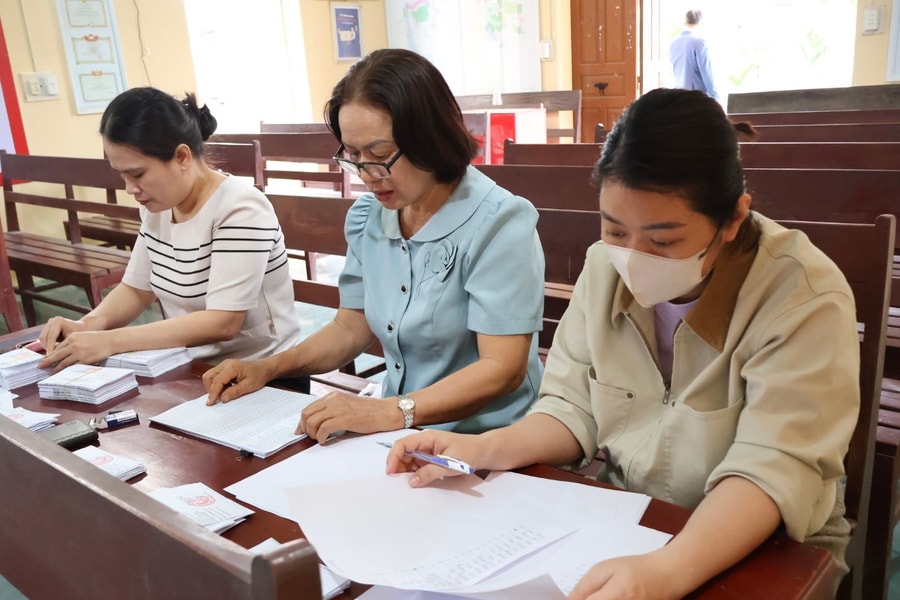 Phường Nhị Chiểu hoàn thành cấp thẻ cử tri cho các tổ bầu cử sớm hơn kế hoạch