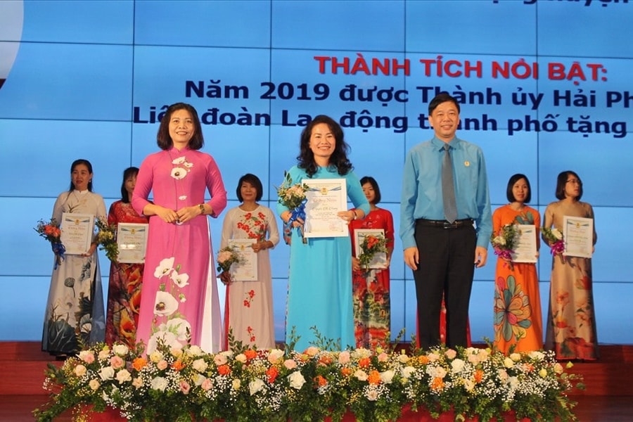 Nữ công nhân, lao động tỏa sáng trong phong trào thi đua yêu nước