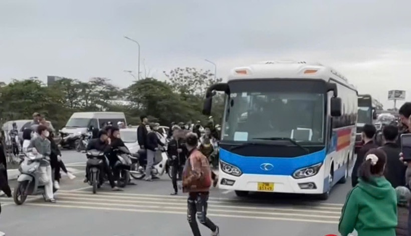Xử lý thanh niên cản trở xe chở công dân đi nghĩa vụ quân sự