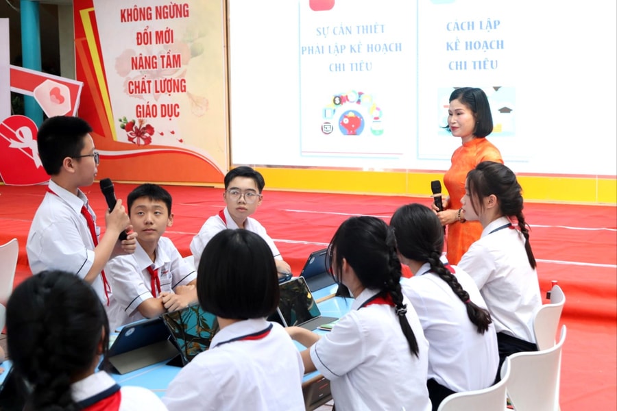 Học sinh lớp 8 học lập kế hoạch chi tiêu bằng AI