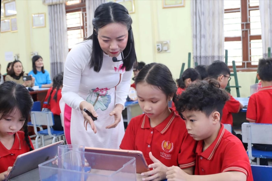 Học sinh lớp 3 hào hứng với tiết học ứng dụng AI