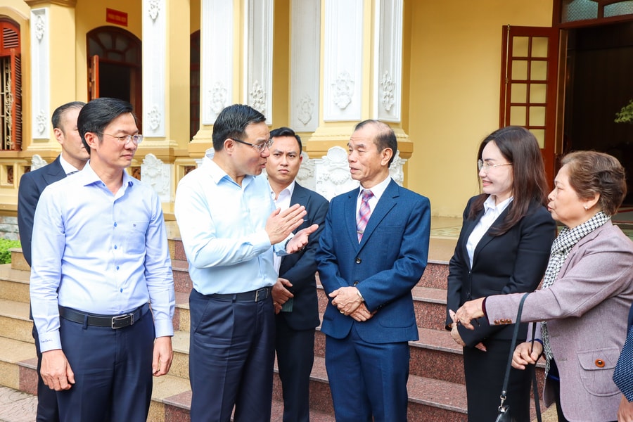 Quyền Bộ trưởng Công thương Lê Mạnh Hùng và các ứng cử viên đại biểu Quốc hội khóa XVI tiếp xúc cử tri tại đơn vị bầu cử số 2