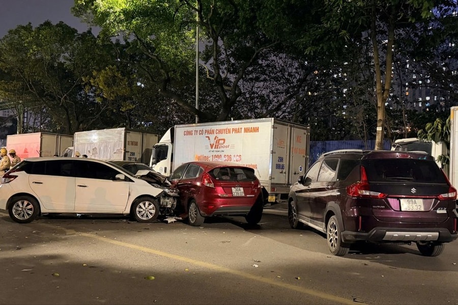 Xe ô tô tông liên hoàn ở Hà Nội, lái xe vi phạm nồng độ cồn