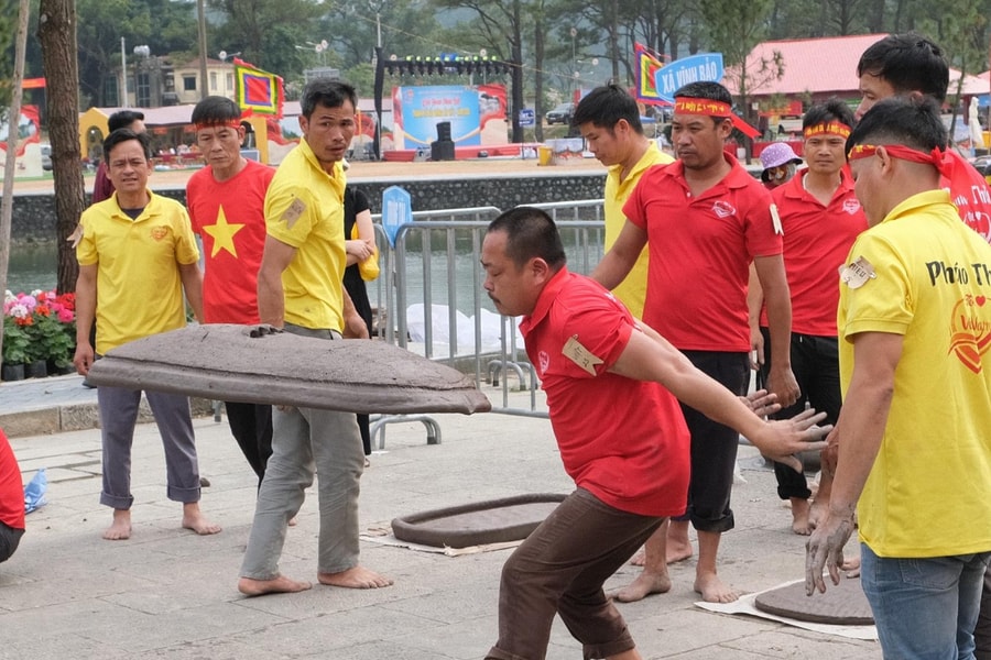 Pháo đất vang rền ở Lễ hội mùa xuân Côn Sơn - Kiếp Bạc