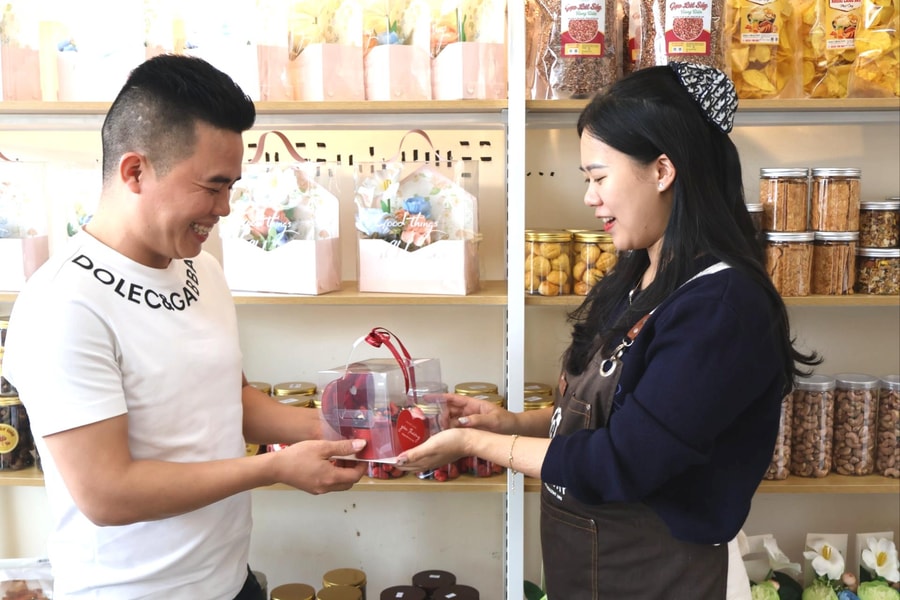 Quà tặng 8/3 đa dạng, thị trường sôi động