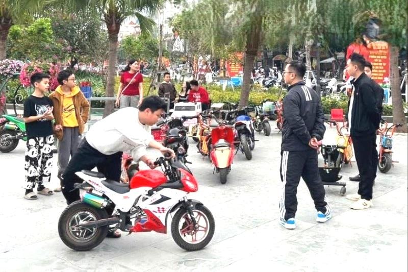 Khi xe điện trẻ em 'đua' trong công viên
