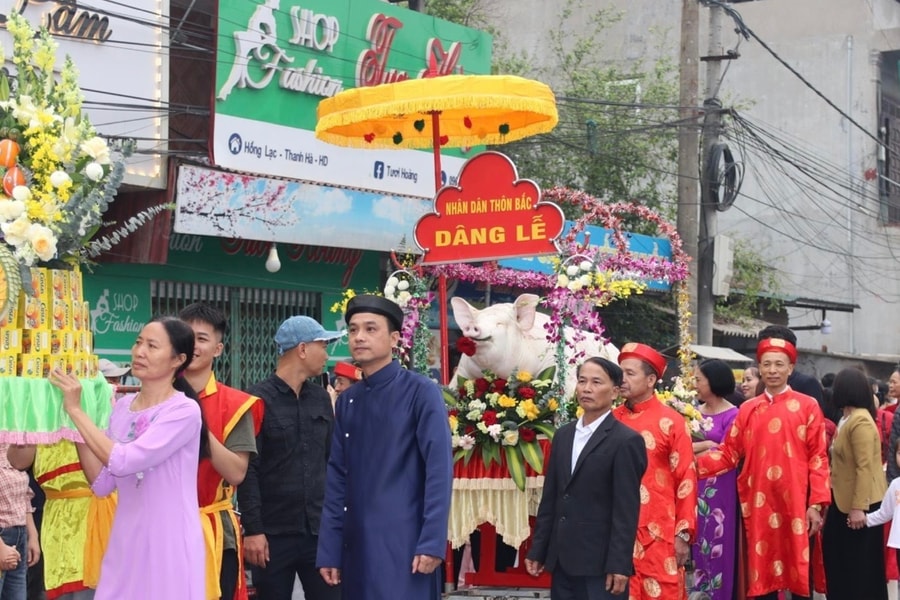 Unique tradition at Me communal house festival